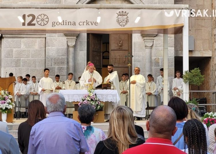 (VIDEO) Široki Brijeg: Veliki broj vjernika na prvoj večeri devetnice Velikoj Gospi