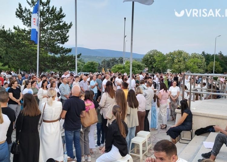 (VIDEO) Široki Brijeg: Veliki broj vjernika na prvoj večeri devetnice Velikoj Gospi