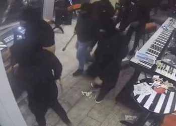 Batinaši u Srbiji upali u kafić: “Pretukli su goste, konobarica je na Hitnoj”