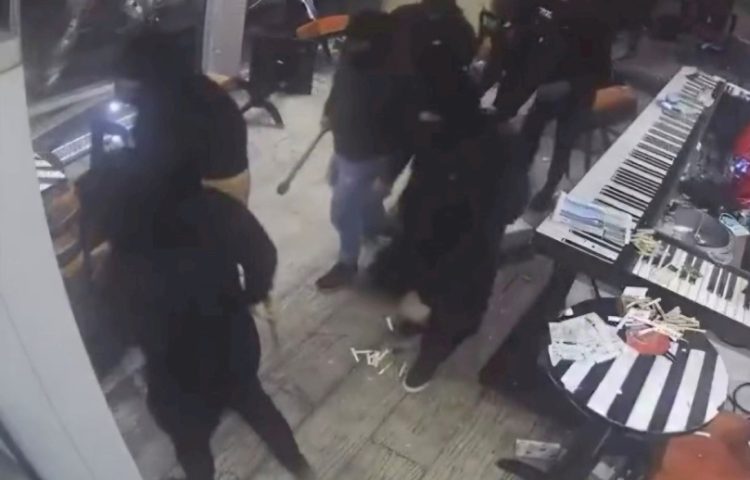 Batinaši u Srbiji upali u kafić: “Pretukli su goste, konobarica je na Hitnoj”