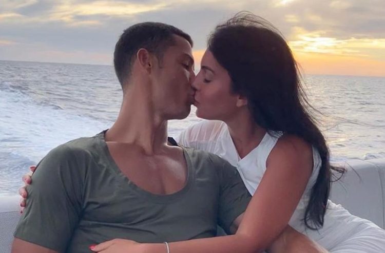 Cristiano Ronaldo se ženi! Georgina pokazala prsten