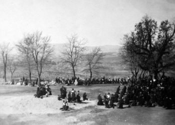 Fotografija iz 1930-ih: Hrast ispred crkve na Širokom Brijegu