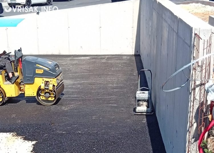 Široki Brijeg: Počelo asfaltiranje parkinga podno ‘Krunine strane’