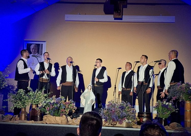 13 klapa, jedno srce: Humanitarni koncert “Klape na kršu” u Međugorju