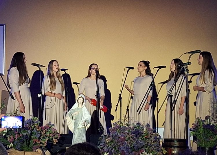 13 klapa, jedno srce: Humanitarni koncert “Klape na kršu” u Međugorju