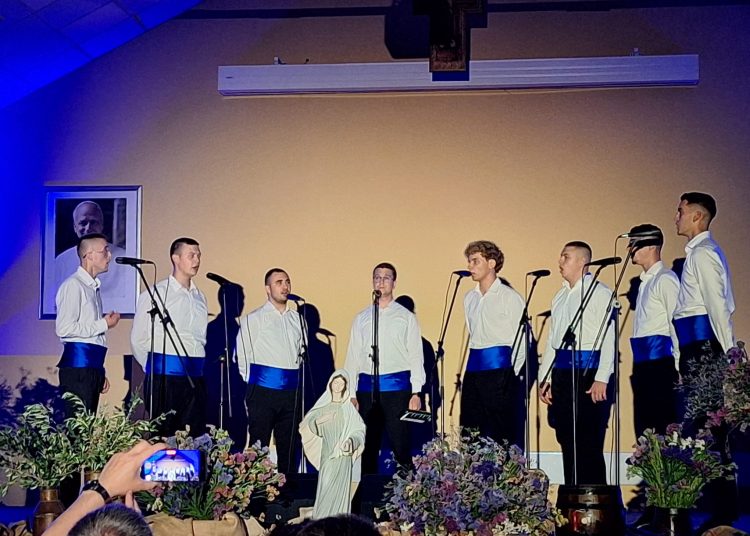13 klapa, jedno srce: Humanitarni koncert “Klape na kršu” u Međugorju