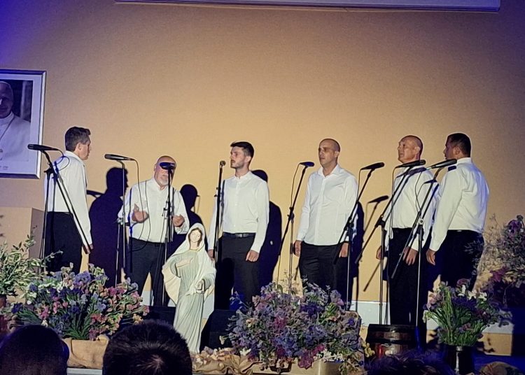13 klapa, jedno srce: Humanitarni koncert “Klape na kršu” u Međugorju