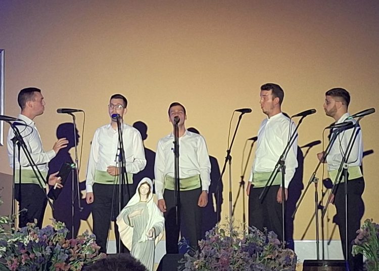 13 klapa, jedno srce: Humanitarni koncert “Klape na kršu” u Međugorju