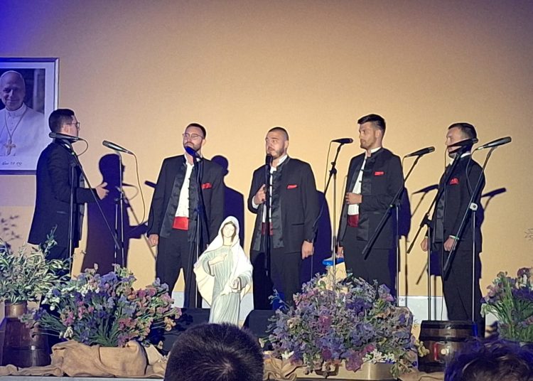 13 klapa, jedno srce: Humanitarni koncert “Klape na kršu” u Međugorju