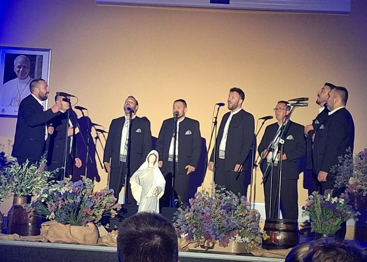13 klapa, jedno srce: Humanitarni koncert “Klape na kršu” u Međugorju