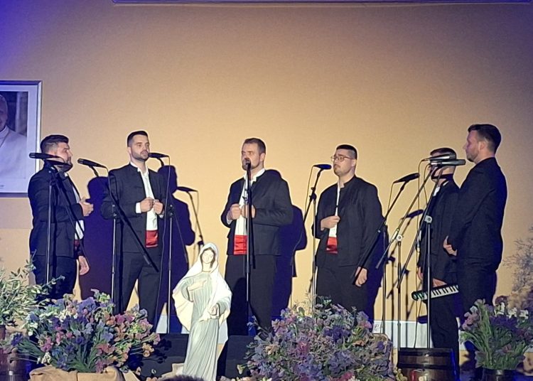 13 klapa, jedno srce: Humanitarni koncert “Klape na kršu” u Međugorju