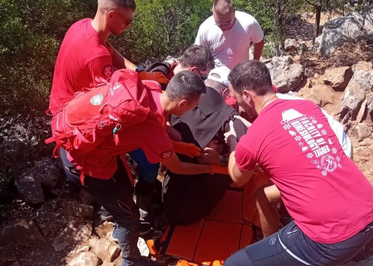 Intervencija HGSS na Brdu ukazanja: Ozlijeđeni svećenik uspješno zbrinut