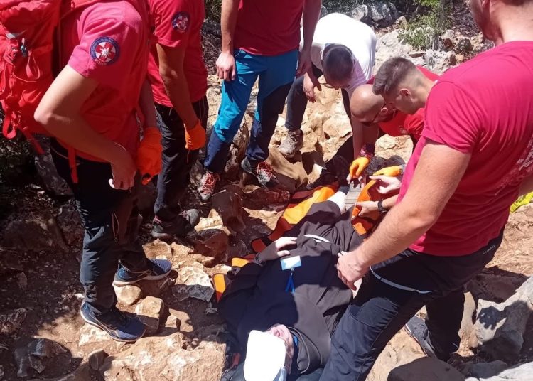 Intervencija HGSS na Brdu ukazanja: Ozlijeđeni svećenik uspješno zbrinut