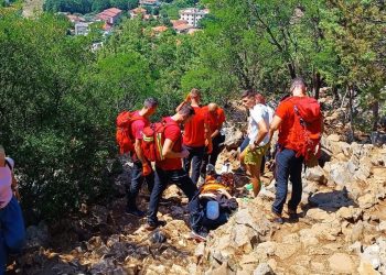 Intervencija HGSS na Brdu ukazanja: Ozlijeđeni svećenik uspješno zbrinut