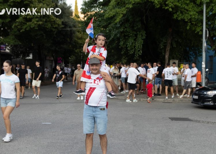 (VIDEO) Pogledajte atmosferu ispred stadiona u Mostaru pred utakmicu Zrinjskog