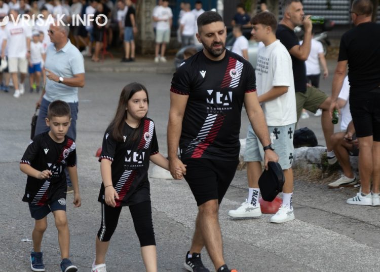 (VIDEO) Pogledajte atmosferu ispred stadiona u Mostaru pred utakmicu Zrinjskog