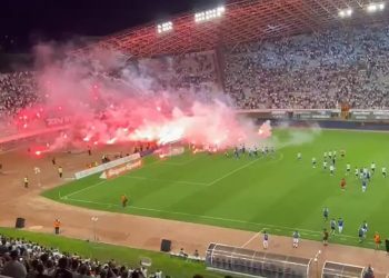 Igrači Hajduka došli pod sjever, Torcida ih je gađala bakljama!