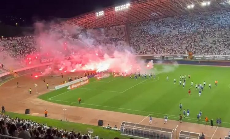Igrači Hajduka došli pod sjever, Torcida ih je gađala bakljama!