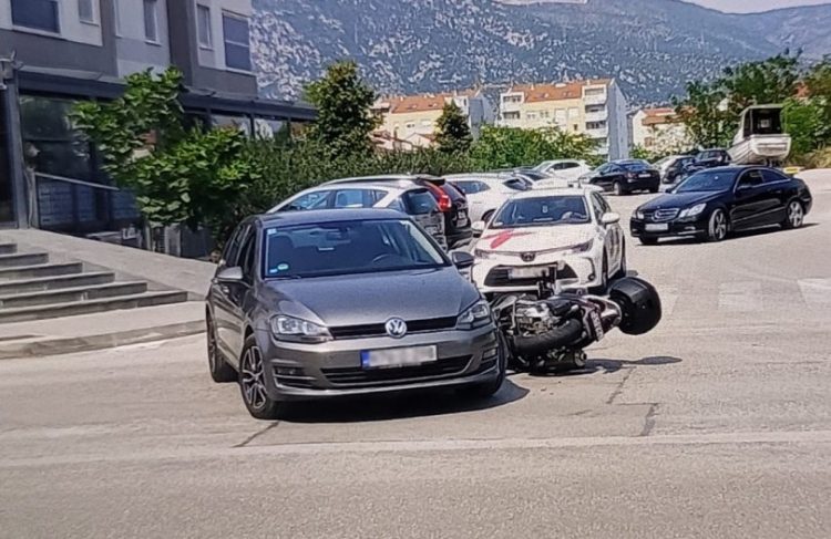 Mostar: Sudar osobnog vozila i motocikla na Dubrovačkoj ulici