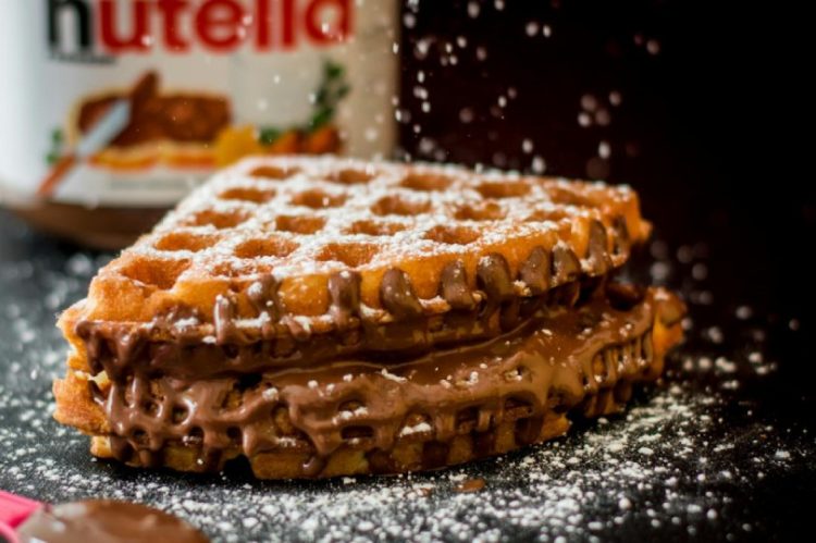 Nutella vafli s šećerom u prahu koje voli i mladi i stari