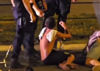 Policija u Novom Sadu stavila lisice dječaku, pogledajte snimku