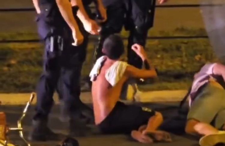Policija u Novom Sadu stavila lisice dječaku, pogledajte snimku