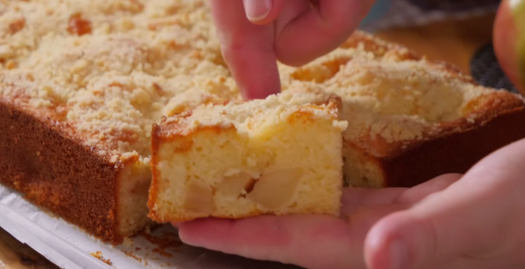 Sočni kolač s jabukama gotov za 5 minuta