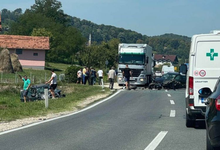 Teža prometna nezgoda kod Srebrenika, ozlijeđen i poznati pjevač