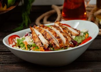 Ukusno i lagano: Recept za salatu s piletinom sa žara