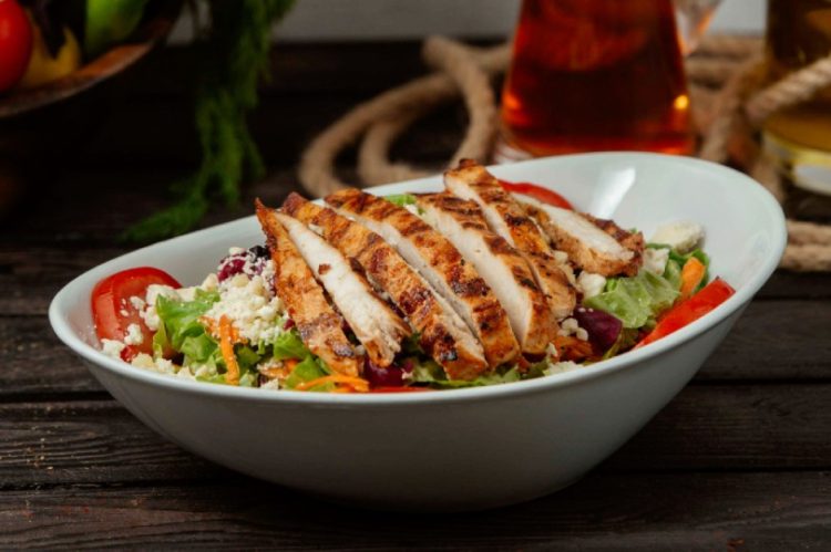 Ukusno i lagano: Recept za salatu s piletinom sa žara