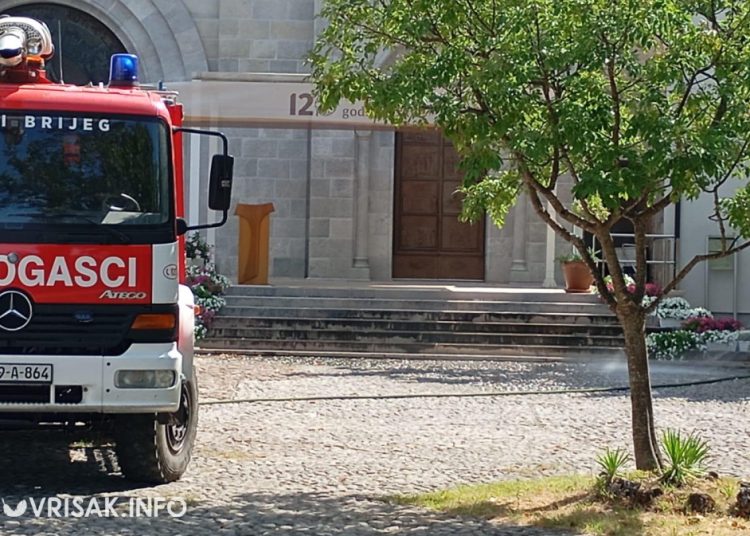 Pripadnici PVP Široki Brijeg očistili plato ispred crkve uoči devetnica Velikoj Gospi
