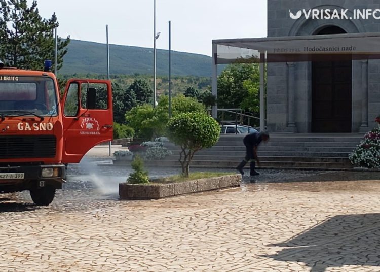 Pripadnici PVP Široki Brijeg očistili plato ispred crkve uoči devetnica Velikoj Gospi