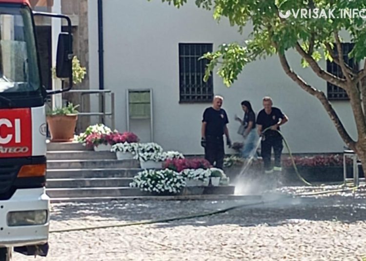 Pripadnici PVP Široki Brijeg očistili plato ispred crkve uoči devetnica Velikoj Gospi