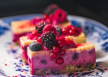 Voćni cheesecake s tri sloja i svježim bobičastim voćem