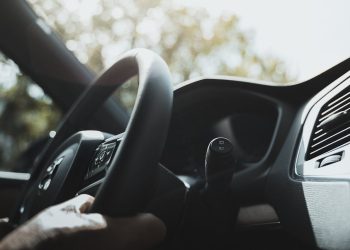 Volan vam se trese dok vozite? Stručnjaci otkrivaju uzroke