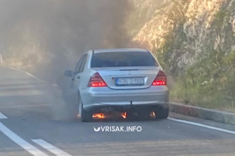 Gorilo vozilo na cesti Široki Brijeg – Mostar: Na Žovnici se zapalio Mercedes