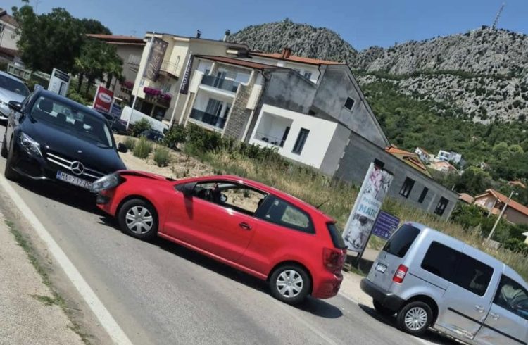 Prometna nezgoda u Ljubuškom: Sudar tri vozila, bez ozlijeđenih