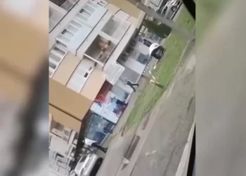 (VIDEO) Objavljen snimak napada na inspektora, uhićeni otac i sin iz Banje Luke
