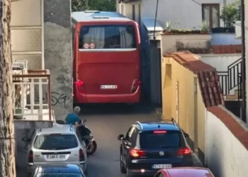 Neobična scena u Mostaru: Autobus “zapeo” u uskim ulicama grada
