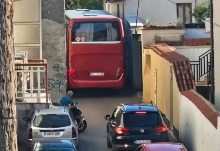 Neobična scena u Mostaru: Autobus “zapeo” u uskim ulicama grada