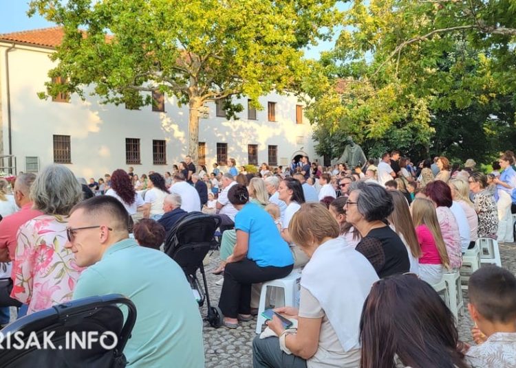 (VIDEO) Široki Brijeg: Veliki broj vjernika na prvoj večeri devetnice Velikoj Gospi