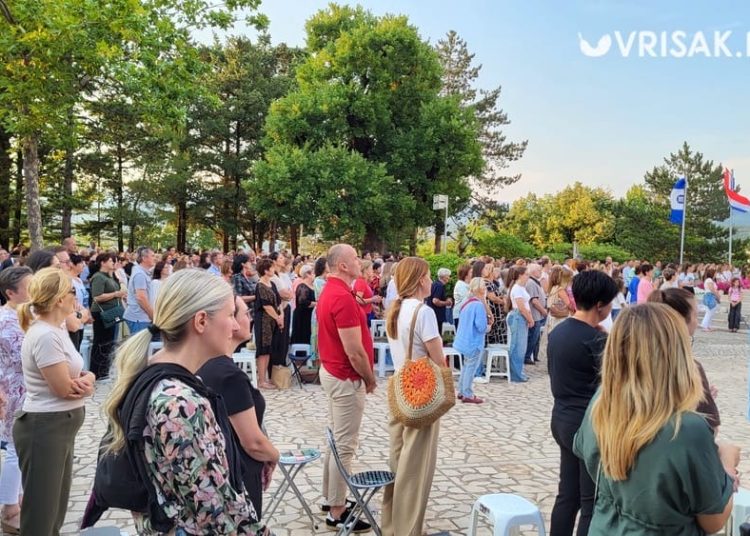 (VIDEO) Široki Brijeg: Veliki broj vjernika na prvoj večeri devetnice Velikoj Gospi