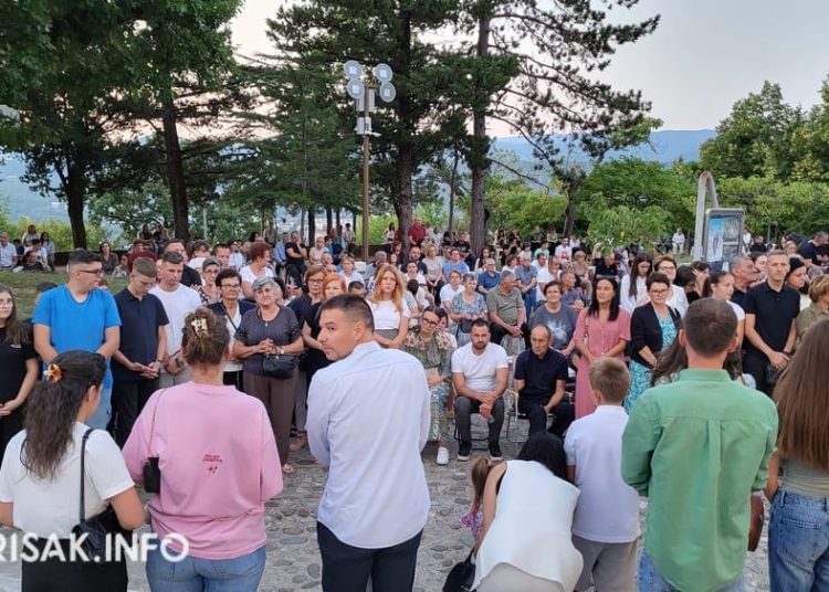 (VIDEO) Široki Brijeg: Veliki broj vjernika na prvoj večeri devetnice Velikoj Gospi