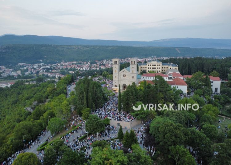Široki Brijeg: Mnoštvo vjernika na procesiji i Uočnici Velike Gospe