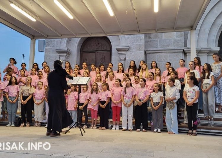 (VIDEO) Široki Brijeg: Veliki broj vjernika na prvoj večeri devetnice Velikoj Gospi