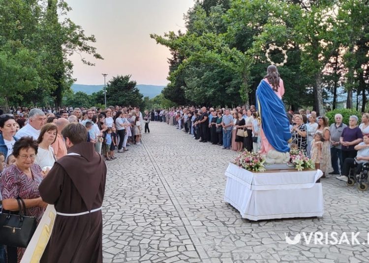 (VIDEO) Široki Brijeg: Veliki broj vjernika na prvoj večeri devetnice Velikoj Gospi