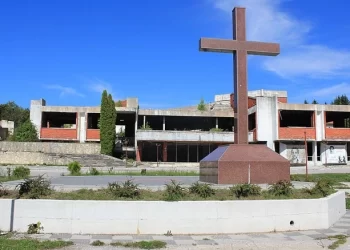 Oskrnavljeno spomen-obilježje hrvatskim braniteljima u Bosanskom Grahovu