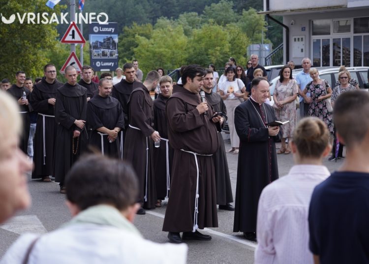 Široki Brijeg: Mnoštvo vjernika na procesiji i Uočnici Velike Gospe