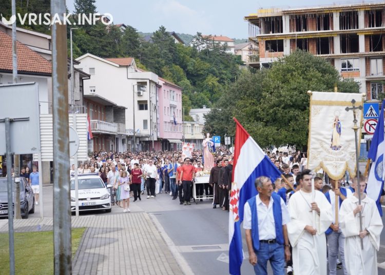 Široki Brijeg: Mnoštvo vjernika na procesiji i Uočnici Velike Gospe