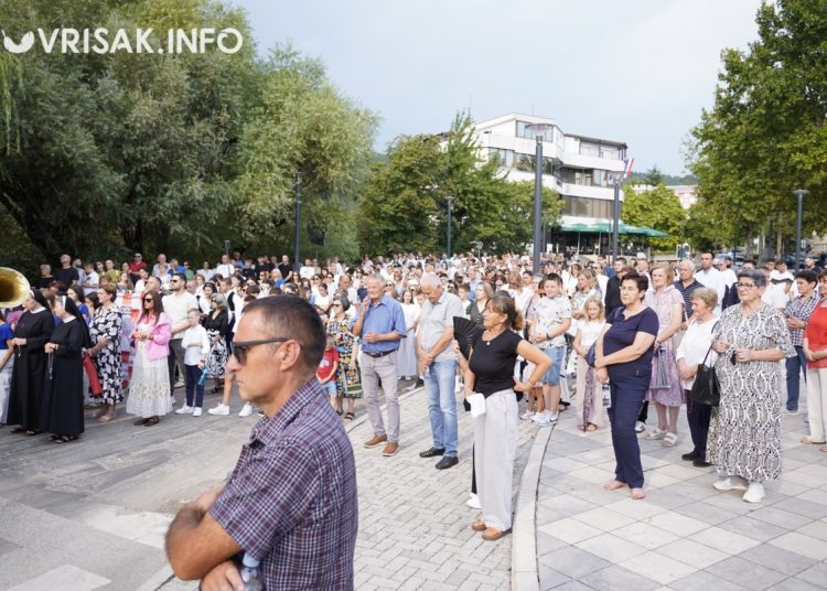 Široki Brijeg: Mnoštvo vjernika na procesiji i Uočnici Velike Gospe